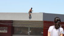 un hombre amenazo con tirarse de un techo cerca de ciudad judicial