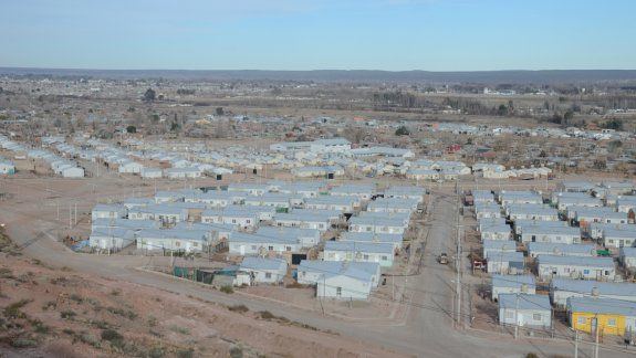 Algunos barrios están dentro del ejido urbano pero en tierras provinciales. La Provincia intenta regularizar la situación de muchos adjudicatarios de casas que necesitan las escrituras.