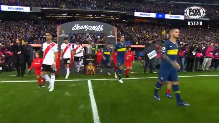 Video: la salida de los equipos a la europea, con himno incluido