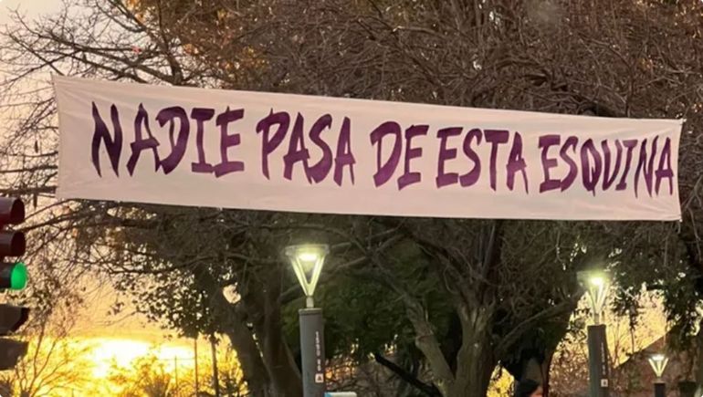 ¿Qué hay detrás de los misteriosos pasacalles que aparecieron en distintas ciudades?