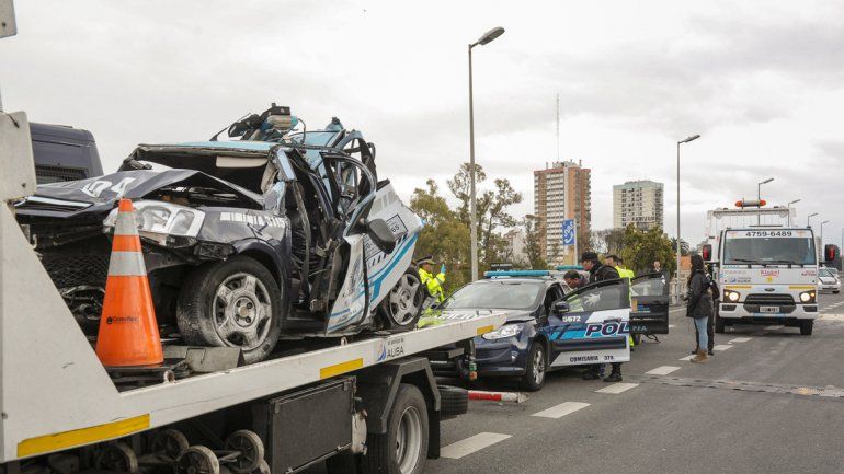 Una camioneta produjo un choque en cadena. Los autos policiales estaban parados a un costado de la autopista. Esperaban a los hinchas de Boca Juniors.