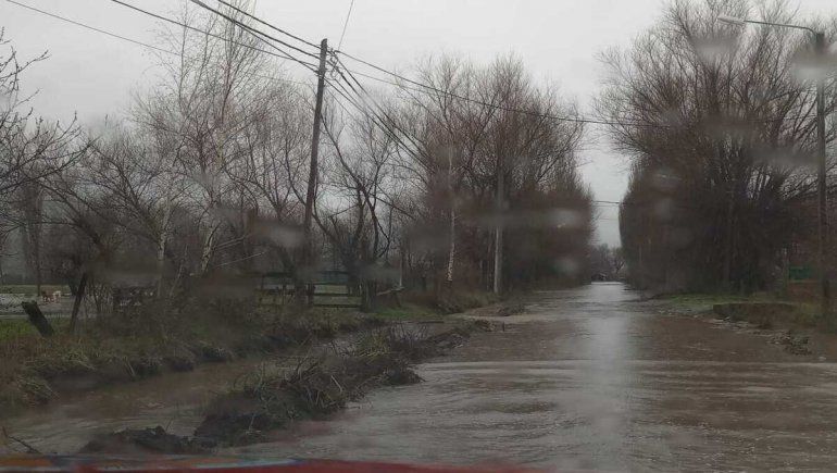 Fuertes inundaciones en San Martín de los Andes tras el desborde del arroyo