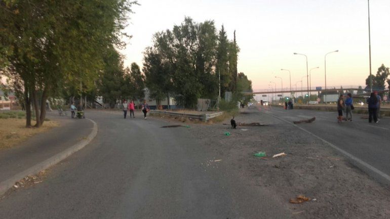 Sin aviso, arrojaron palos para cortar la Ruta 7 y algunos autos terminaron dañados