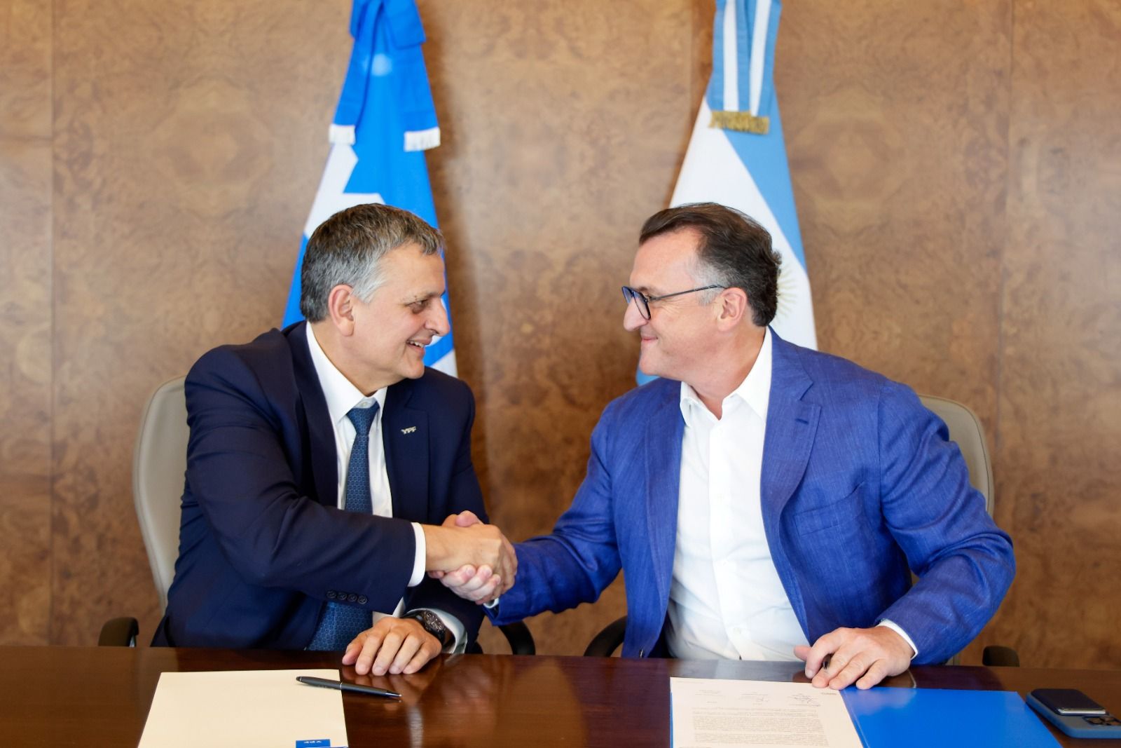 El presidente y CEO de YPF, Horacio Marín, y el Co-fundador y CEO de Globant, Martín Migoya, firmaron un acuerdo.