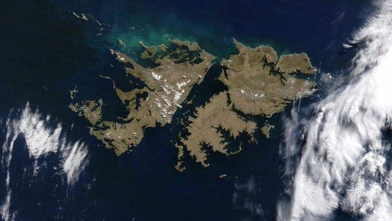 El geólogo argentino Maximiliano Rocca analizó mapas del Atlántico Sur y realizó el hallazgo.