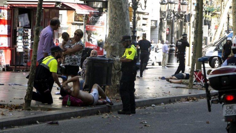 Las escenas que se vivieron en el atentado fueron tremendas. La camioneta blanca se desplazó unos 600 metros.