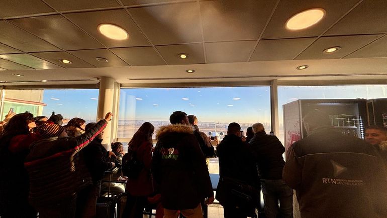 La prensa y algunas personas que tomaban café en la confitería del aeropuerto se pararon para sacar fotos y videos de Javier Milei La prensa y algunas personas que tomaban café en la confitería del aeropuerto se pararon para sacar fotos y videos de Javier Milei