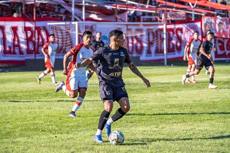 Dos invictos, golazos y polémicas en la octava fecha del Federal A