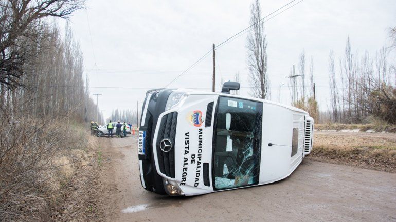 La combi que quedó volcada pertenece a la Municipalidad de Vista Alegre.