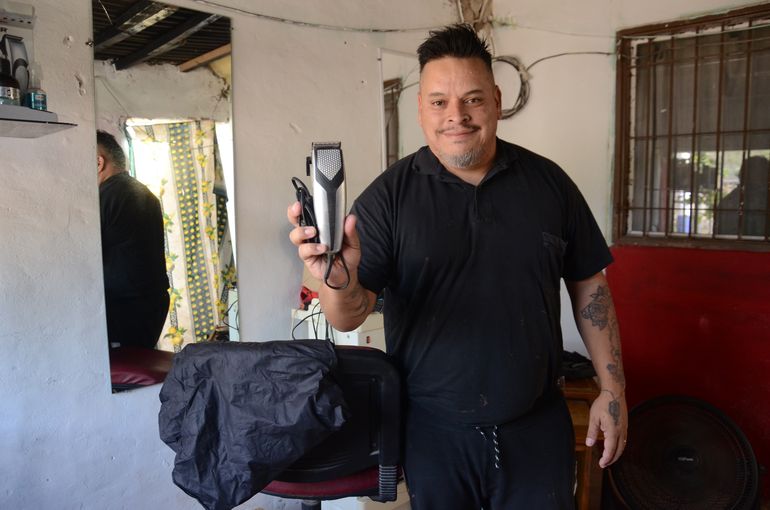 El peluquero y barbero solidario de Gran Neuquén Norte con su primera máquina cortadora de pelo que se compró cuando se inició en este oficio. (Foto: María Isabel Sánchez). El peluquero y barbero solidario de Gran Neuquén Norte con su primera máquina cortadora de pelo que se compró cuando se inició en este oficio. (Foto: María Isabel Sánchez).
