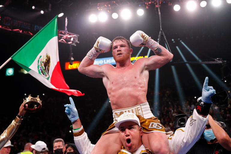 Con un brutal nocaut, Canelo Álvarez se convirtió en el rey absoluto de los supermedianos
