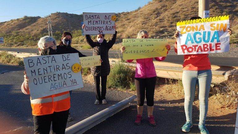 Vecinos de diez barrios de Centenario cumplen tres meses sin agua
