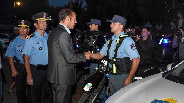 Gutiérrez entregó nuevos móviles policiales en Villa la Angostura