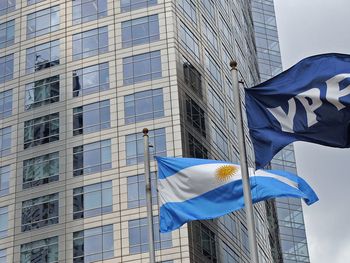 juicio por ypf: ordenan a la argentina entregar el 51% de las acciones a los beneficiarios