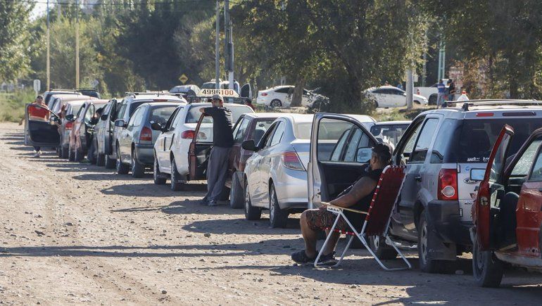 Durmieron en el auto para poder cargar el tanque de nafta