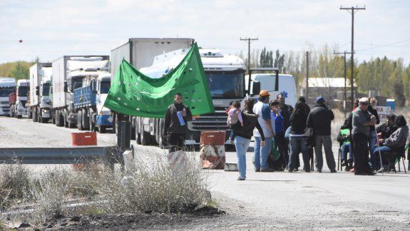 Empleados municipales nucleados en ATE bloquean el tránsito a la altura de China Muerta y trabajadores del SEMP en la terminal de ómnibus de Plottier.