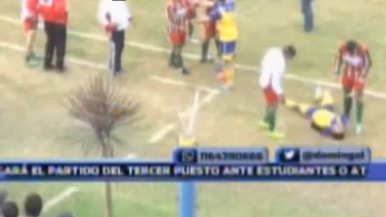 La discusión y la posterior agresión se produjeron en el primer tiempo. El futbolista jugaba en el club San Jorge.