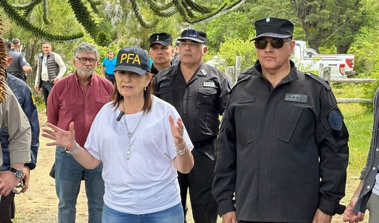 Chubut: Patricia Bullrich durante el operativo en el Parque Nacional Los Alerces. Chubut: Patricia Bullrich durante el operativo en el Parque Nacional Los Alerces.