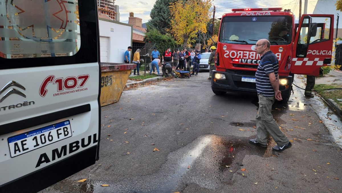 Vecinos rescatan a una mujer en pleno incendio de un dúplex