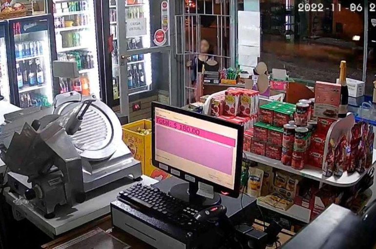 Balearon a una nena cuando iba a comprar en un almacén