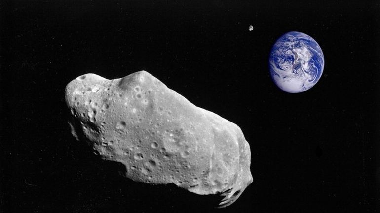 Un asteroide se acerca a la Tierra Un asteroide se acerca a la Tierra
