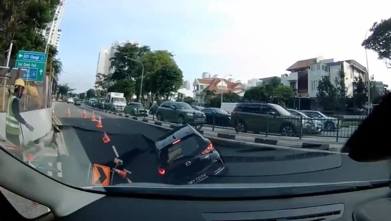 Una mujer cayó con su vehículo a un enorme socavón en Singapur y se salvó de milagro