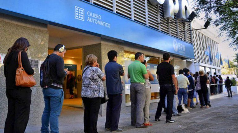 Comienza el pago del medio aguinaldo para los estatales