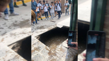 cedio el piso en una escuela y cinco alumnos cayeron a un pozo ciego cedio el piso en una escuela y cinco alumnos cayeron a un pozo ciego