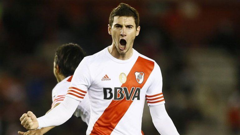 Lucas Alario podría continuar su carrera en la Premier League.