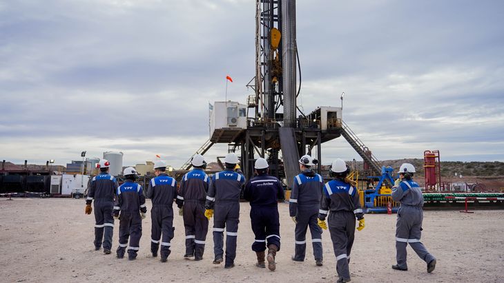 Así es un día en Loma Campana, el yacimiento que YPF comenzó a operar en 2013.