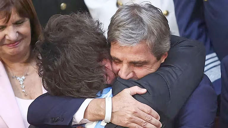 Javier Milei y Toto Caputo celebran el superávit alcanzado