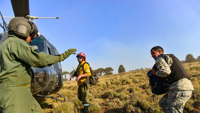 Aluminé: trabajaron casi 12 horas para proteger a los pobladores y frenar el incendio de Valle Magdalena