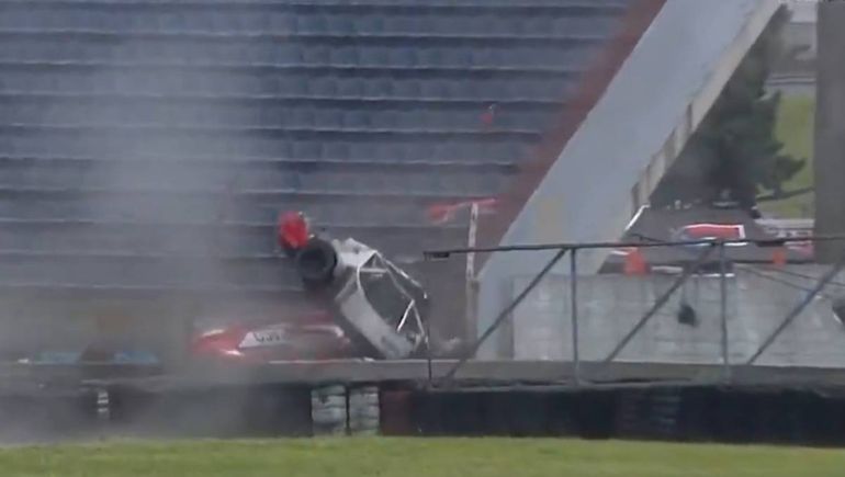 Fuerte accidente: un auto despistó en carrera, voló por los aires y terminó en la tribuna del autódromo