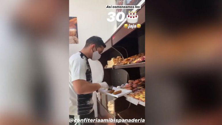 Estrella de Boca sorprendió a clientes de una panadería detrás del mostrador