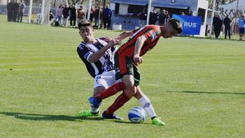 Pettineroli terminó como delantero. Por una infracción sobre él debieron haber expulsado a Motroni en Otamendi. Pettineroli terminó como delantero. Por una infracción sobre él debieron haber expulsado a Motroni en Otamendi.