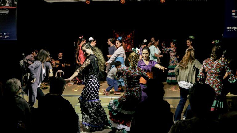 Los bailarines locales comparten sus danzas