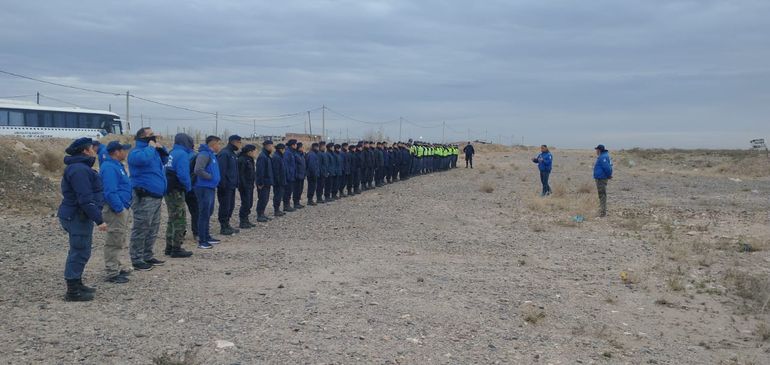 Los efectivos policiales que rastrillan a pie cada metro de la meseta. Los efectivos policiales que rastrillan a pie cada metro de la meseta.