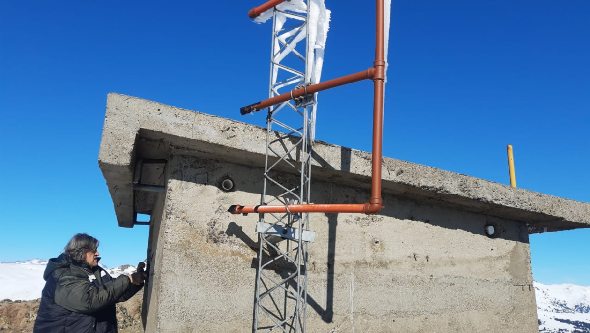 La antena repetidora está ubicada en la zona de La Atravesada. Se requirió de un helicóptero para llegar al lugar.
