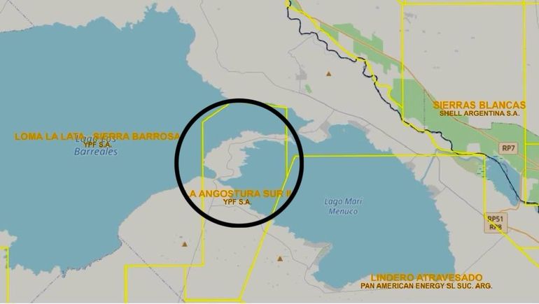 El mapa de la concesión La Angostura Sur II ubicada en el istmo de Mari Menuco. No toca las tierras ocupadas tradicionalmente, pero sí las que la provincia se comprometió (¿en un acuerdo bajo presión? a mesnsurar y escriturar a favor de la comunidad Kaxipayiñ. El mapa de la concesión La Angostura Sur II ubicada en el istmo de Mari Menuco. No toca las tierras ocupadas tradicionalmente, pero sí las que la provincia se comprometió (¿en un acuerdo bajo presión? a mesnsurar y escriturar a favor de la comunidad Kaxipayiñ.