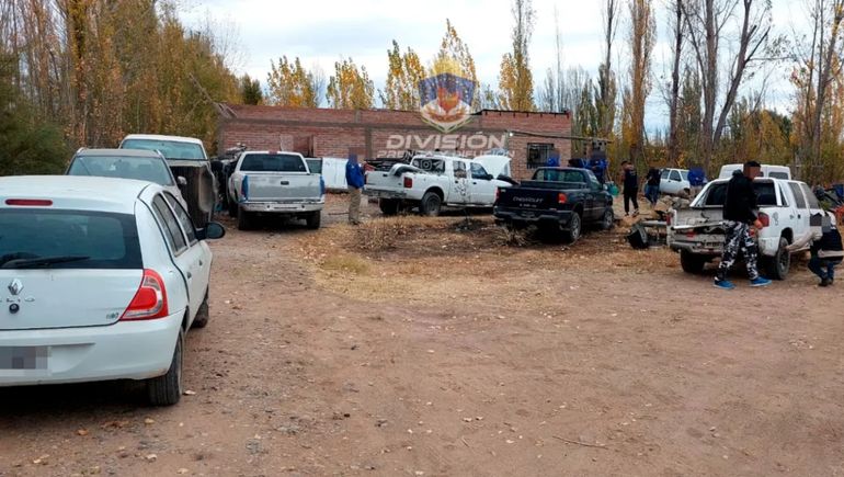Investigan a una banda que robaba camionetas y los llevaba a una chacra en Ferri