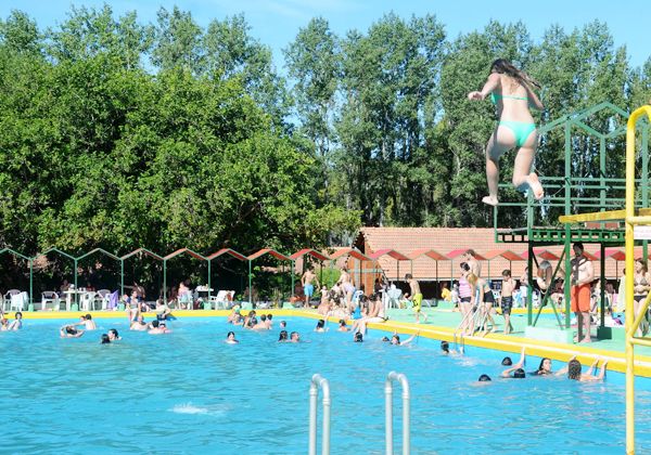 Entre bardas y chacras, una pileta que es furor