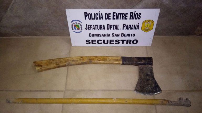 Atacó a hachazos a policías