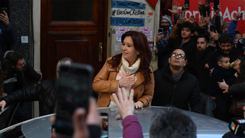cristina salio de su casa y saludo a la militancia que la apoya cristina salio de su casa y saludo a la militancia que la apoya