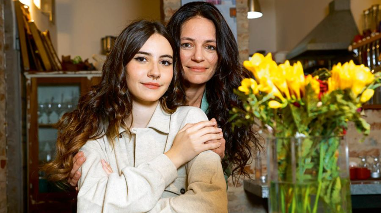 Mora Peretti y su madre. Mora Peretti y su madre.
