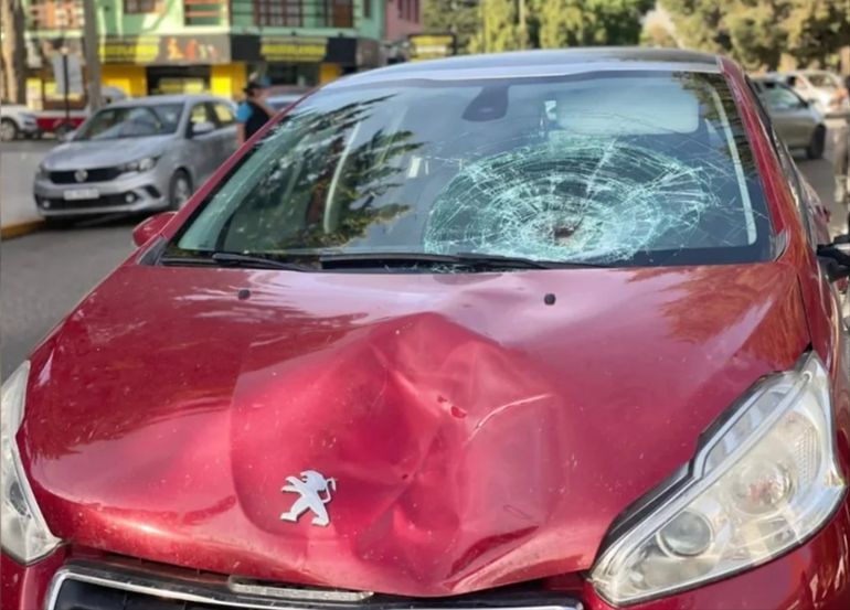 El Peugeot 208 que minutos antes de las 18.30 del martes embistió a un peatón en el centro de Esquel. El Peugeot 208 que minutos antes de las 18.30 del martes embistió a un peatón en el centro de Esquel.