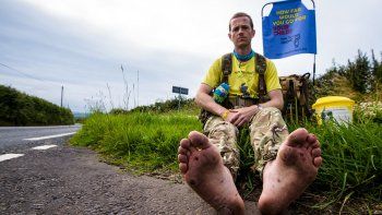 camina descalzo por todo reino unido para poder salvar a su hijita camina descalzo por todo reino unido para poder salvar a su hijita