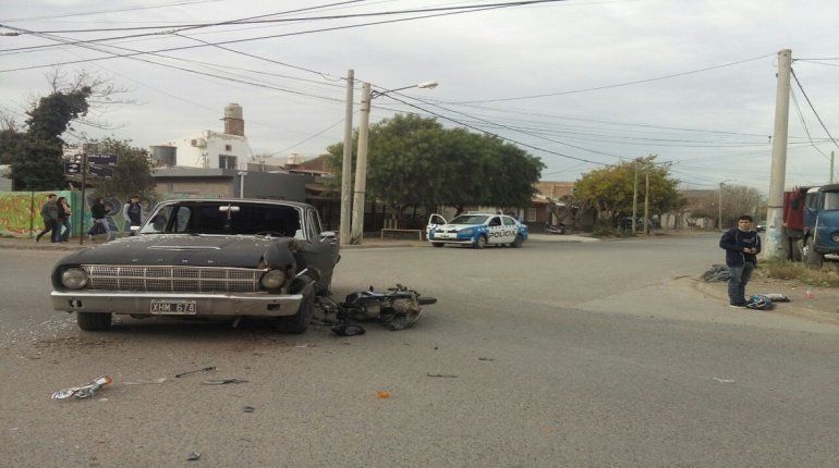 Iban en su Falcon, chocaron con una moto, y su bebé terminó en el hospital