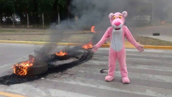 Un manifestante se disfrazó así en una protesta en La Plata.