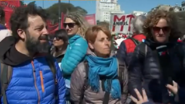 Turismo piquetero: un guía llevó a extranjeros a una manifestación