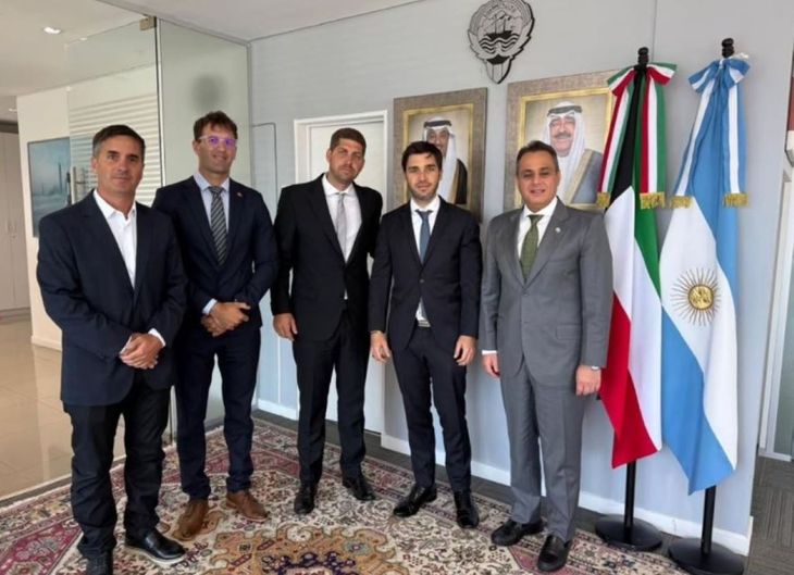 EL gobernador Ignacio Torres y el dirigente Andrés Fajardo (ambos en el centro de la foto), continuaron las negociaciones en la embajada de Kuwait en Argentina. EL gobernador Ignacio Torres y el dirigente Andrés Fajardo (ambos en el centro de la foto), continuaron las negociaciones en la embajada de Kuwait en Argentina.